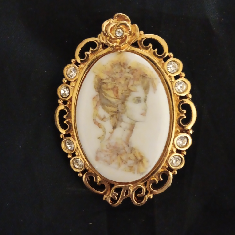 Gorgeous 1960's gold tone with rhinestone broch.